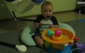 Em bé ngạc nhiên với món đồ chơi